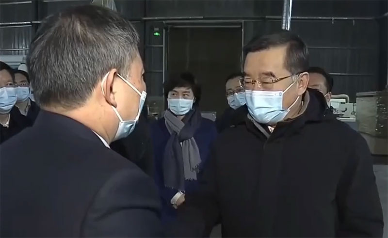 省委书记在与桃花江竹材董事长交流 省委书记在与桃花江竹材董事长交流