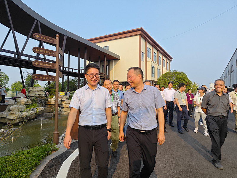 董事长与参观领导相谈甚欢 董事长与参观领导相谈甚欢