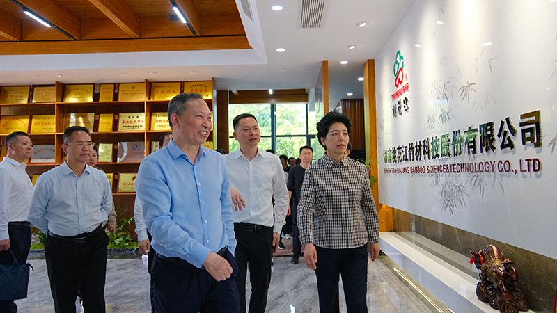 湖南省人大常委会党组书记、副主任乌兰率队来湖南桃花江竹材科技股份有限公司调研 湖南省人大常委会党组书记、副主任乌兰率队来湖南桃花江竹材科技股份有限公司调研