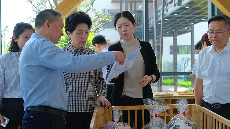 公司董事长薛志成在向乌兰书记汇报 公司董事长薛志成在向乌兰书记汇报