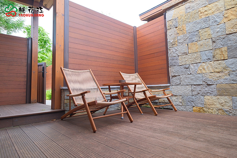 庭院竹木平台与重竹围栏